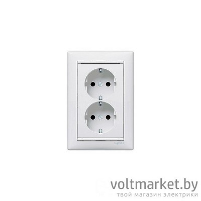 Розетка с/з двойная Legrand Valena белый